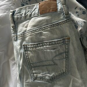 American Eagle Light Wash Ripped Jeans!